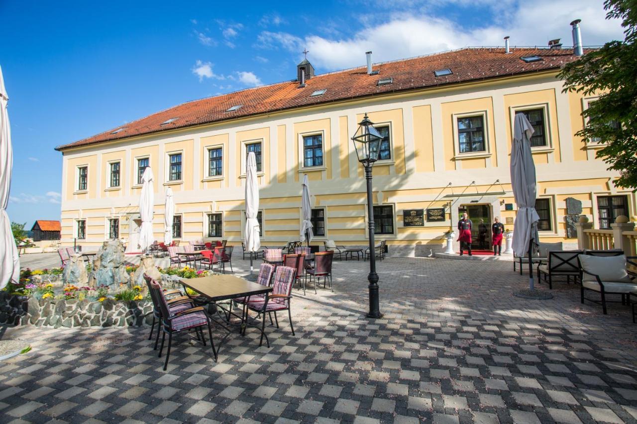 Hotel & Restoran Dvorac Gjalski Zabok Exteriör bild